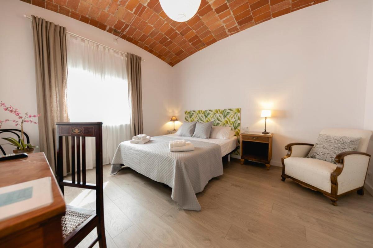 Newly renovated room w Pool & BikeParking - Housity