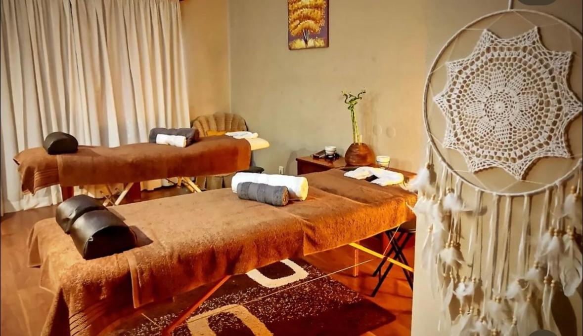 uma sala de estar com duas camas e um espelho em Hotel Atlantida Sol na Figueira da Foz