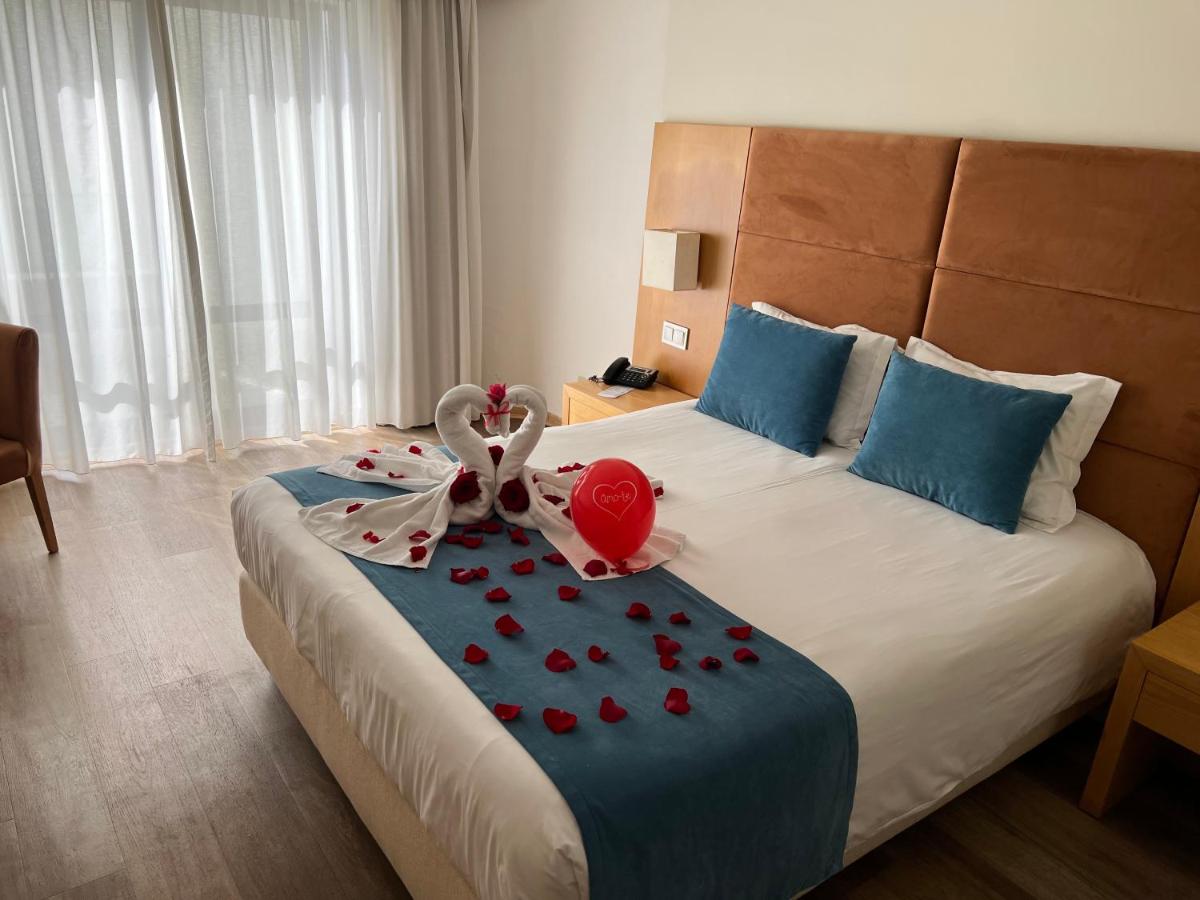 Uma cama ou camas num quarto em Hotel Atlantida Sol