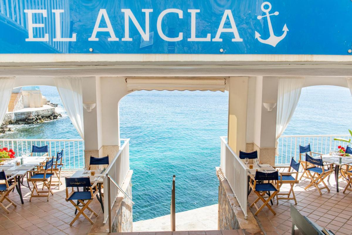 un restaurante con mesas y sillas en un crucero en Hotel ROC Illetas & SPA, en Illetas