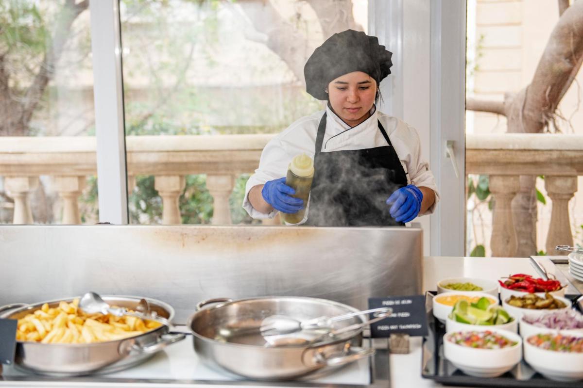 Comida en o cerca de este hotel