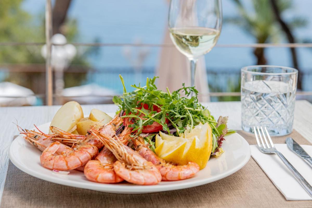 Comida en o cerca de este hotel
