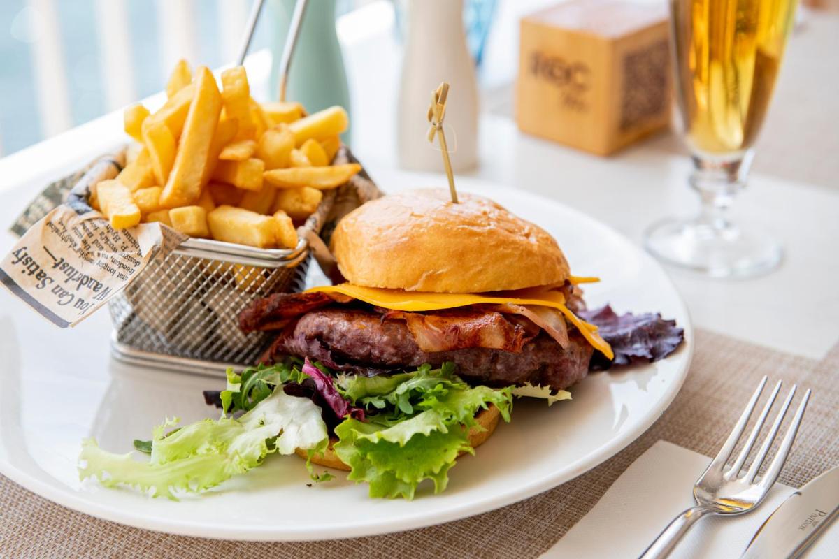 Comida en o cerca de este hotel