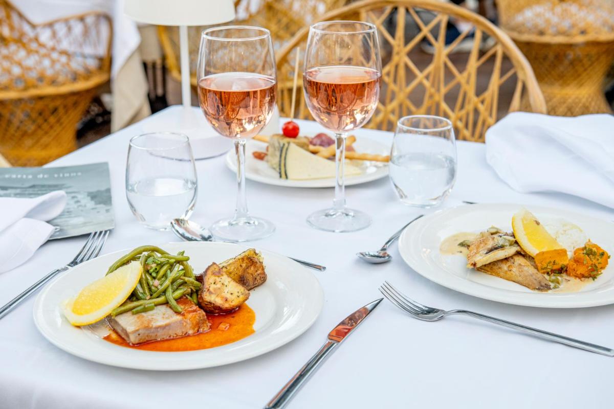 Comida en o cerca de este hotel