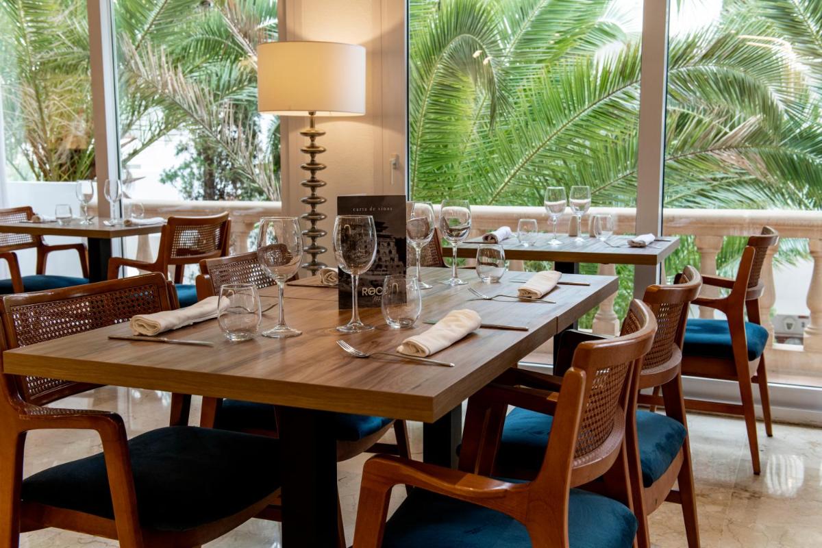 Un restaurante o sitio para comer en Hotel ROC Illetas & SPA