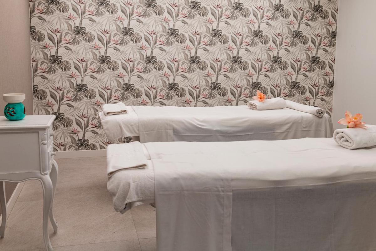 Cama o camas de una habitación en Hotel ROC Illetas & SPA