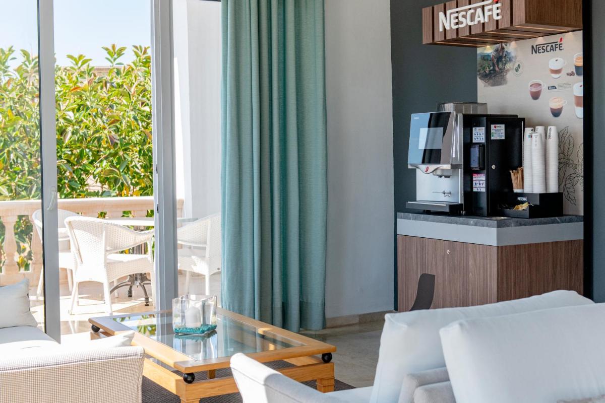 Utensilios para hacer té y café en Hotel ROC Illetas & SPA