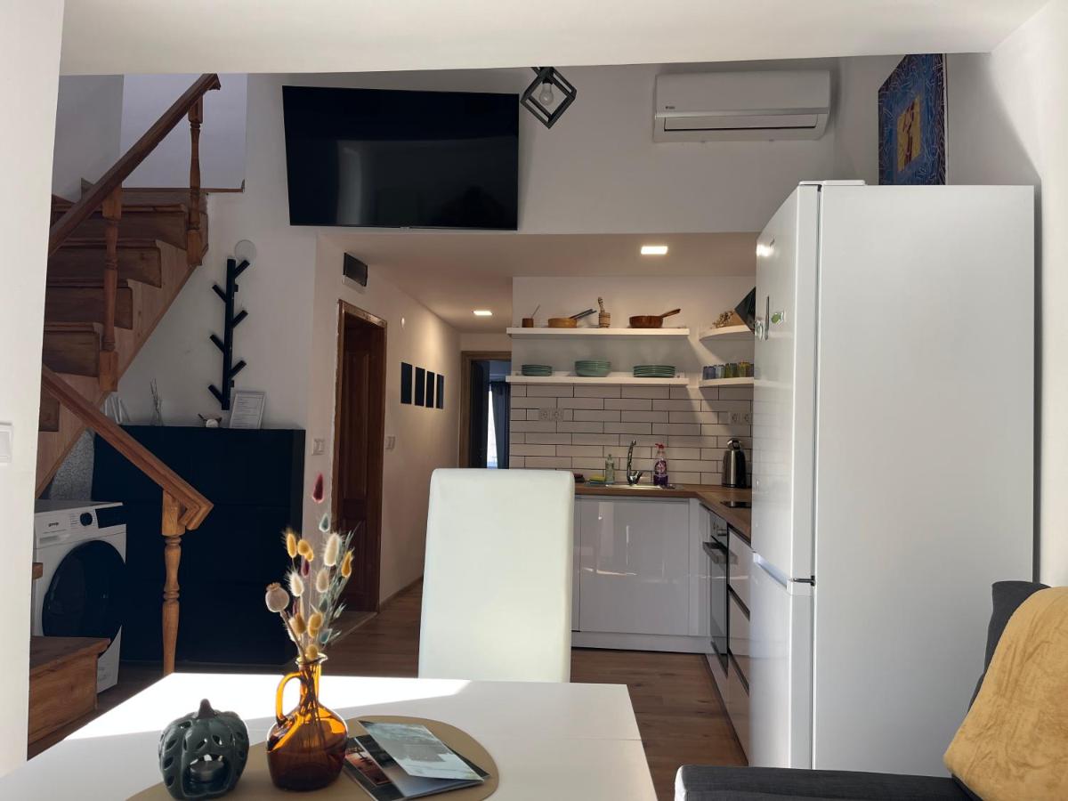 stylish three bed condo - Hizvo