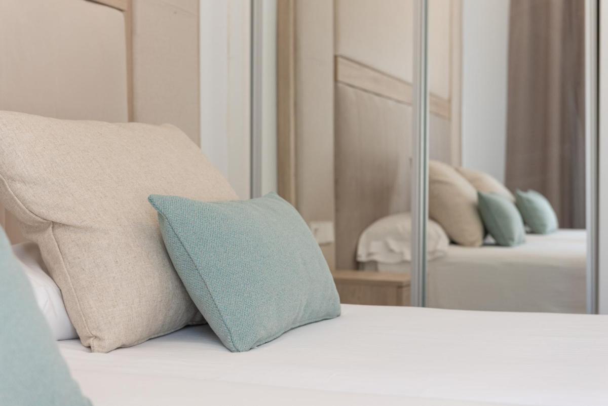 Cama o camas de una habitación en Hotel ROC Illetas & SPA