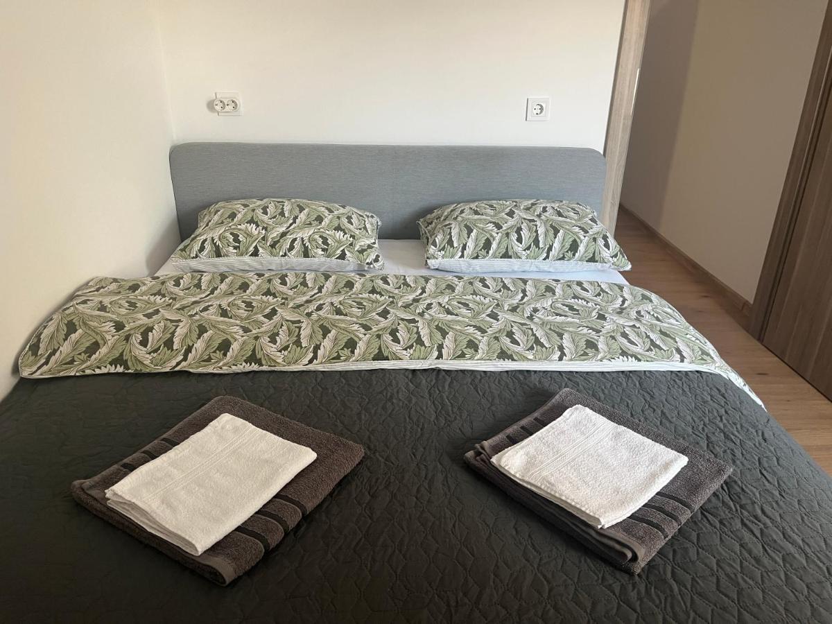 stylish three bed condo - Hizvo