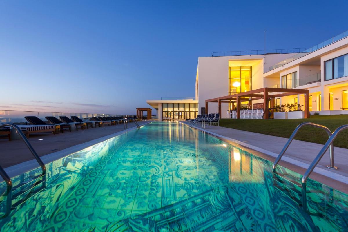 uma piscina em frente a um prédio em Royal Obidos Scenic Resort em Praia del Rei