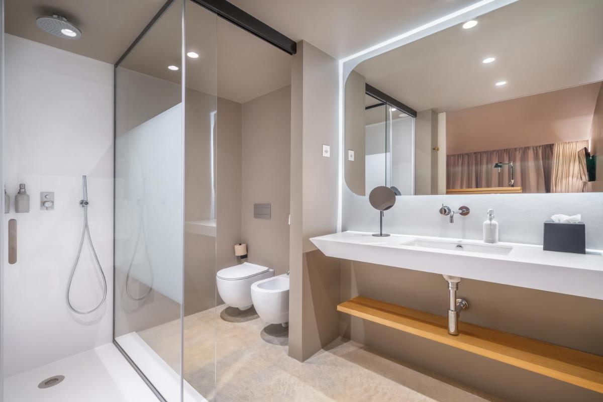 Uma casa de banho em Immerso Hotel, a Member of Design Hotels