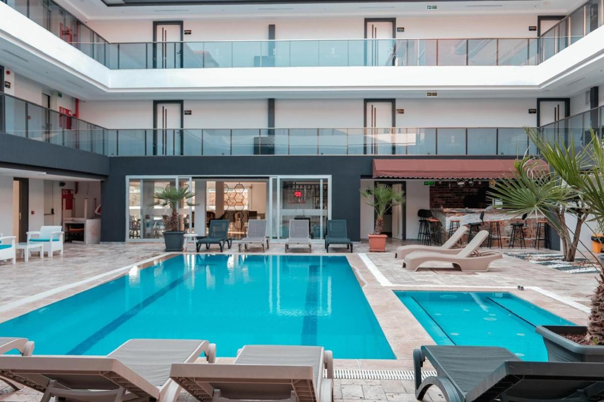 Ladik Hotel - Housity