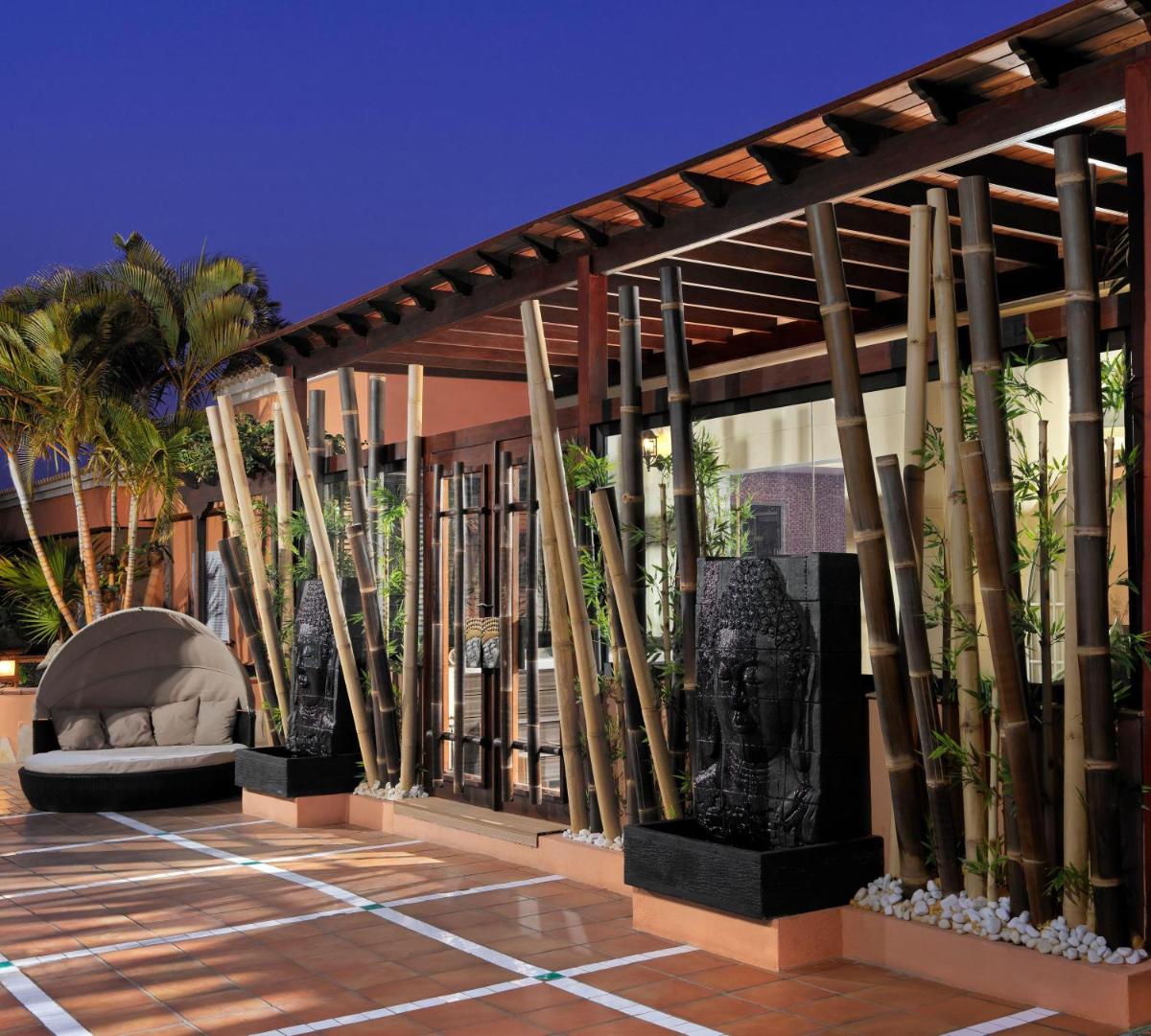 un edificio con una pérgola con palmeras. en Green Garden Eco Resort, en Playa de las Américas 41 fotos más