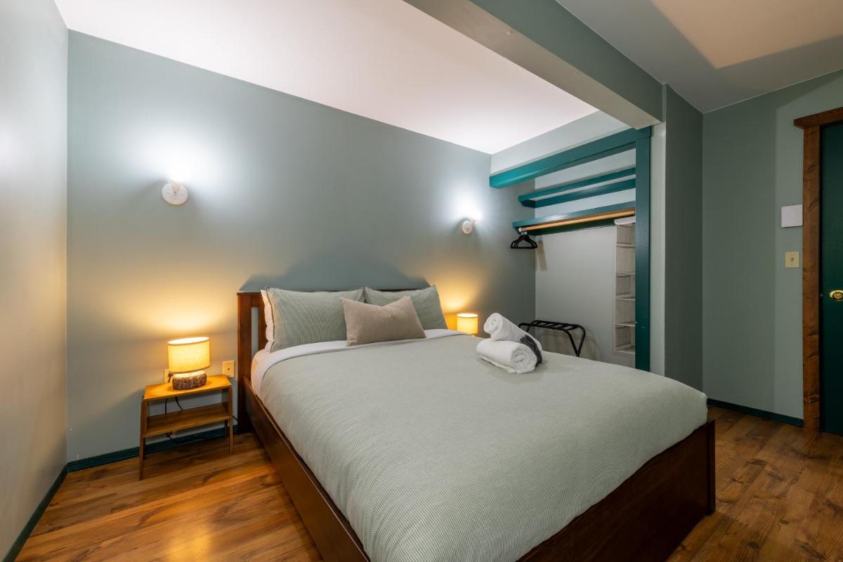 2mins to Town, AC & Sauna, Self Check-in, Full Kitchen, Free Laundry & Parking, Family Pet Friendly, Comfortably Sleeps Up To 10 - Housity