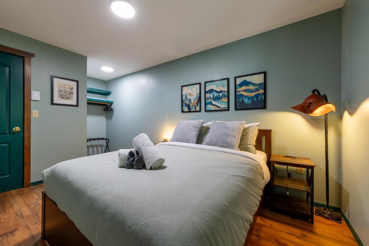 2mins to Town, AC & Sauna, Self Check-in, Full Kitchen, Free Laundry & Parking, Family Pet Friendly, Comfortably Sleeps Up To 10 - Housity