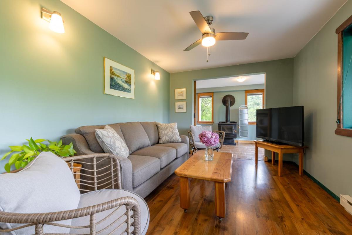2mins to Town, AC & Sauna, Self Check-in, Full Kitchen, Free Laundry & Parking, Family Pet Friendly, Comfortably Sleeps Up To 10 - Housity