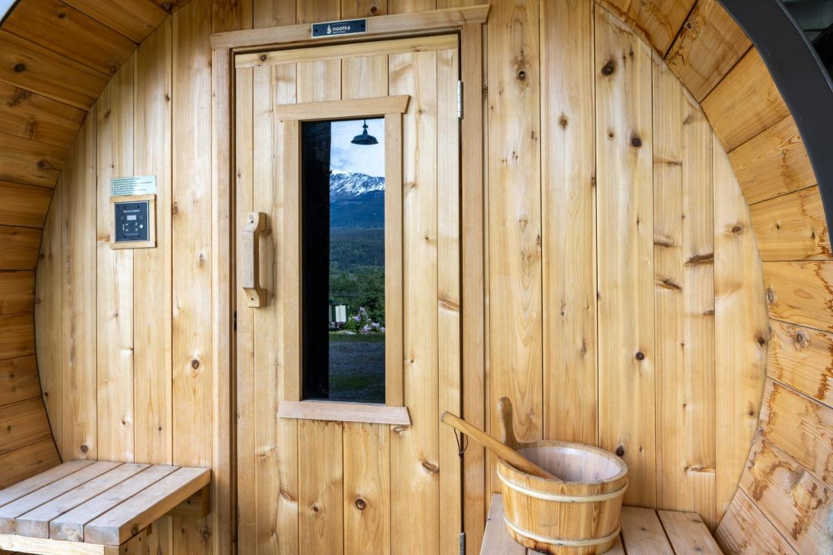 2mins to Town, AC & Sauna, Self Check-in, Full Kitchen, Free Laundry & Parking, Family Pet Friendly, Comfortably Sleeps Up To 10 - Housity