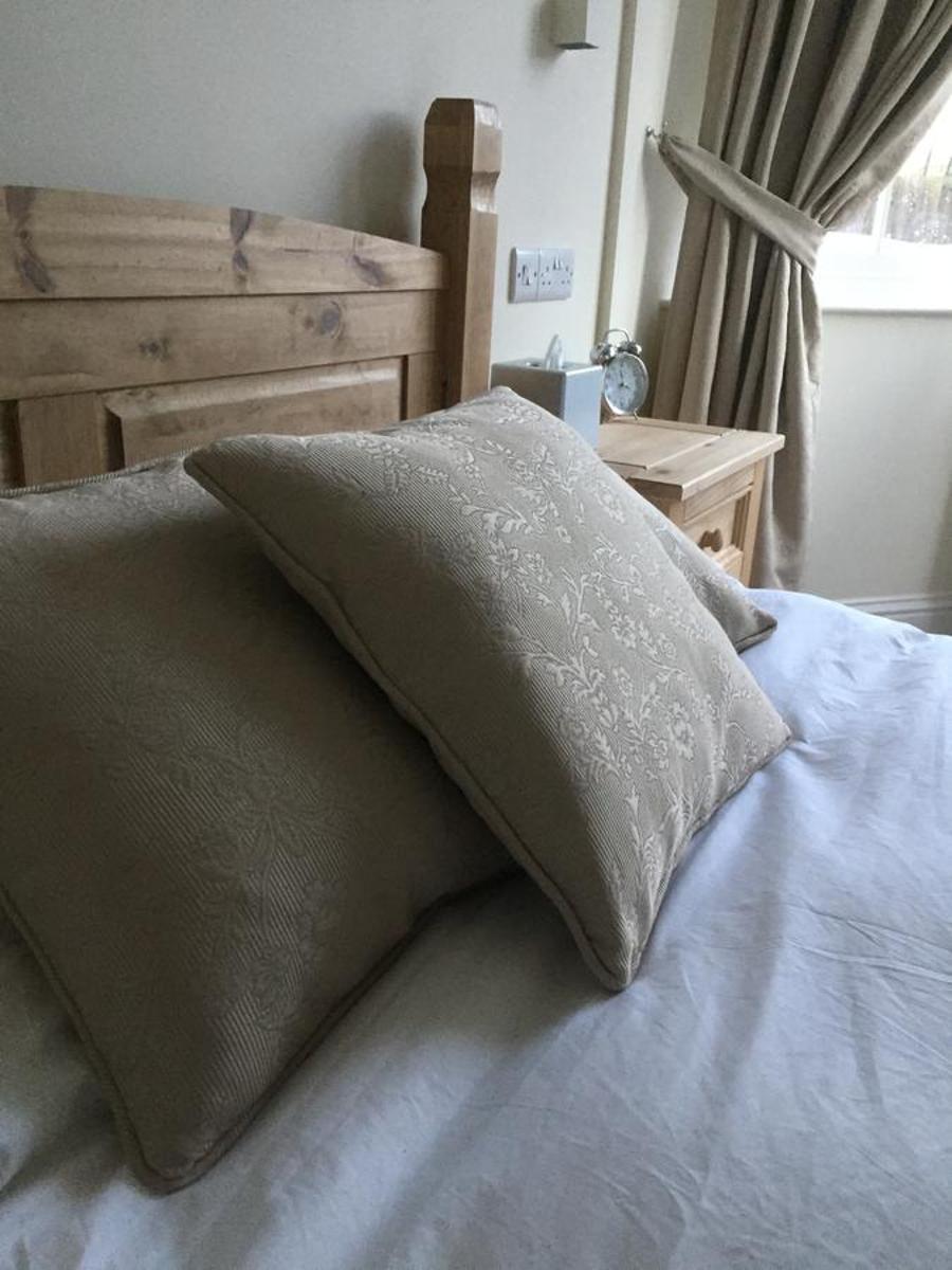 Three Crowns Guest House - Housity
