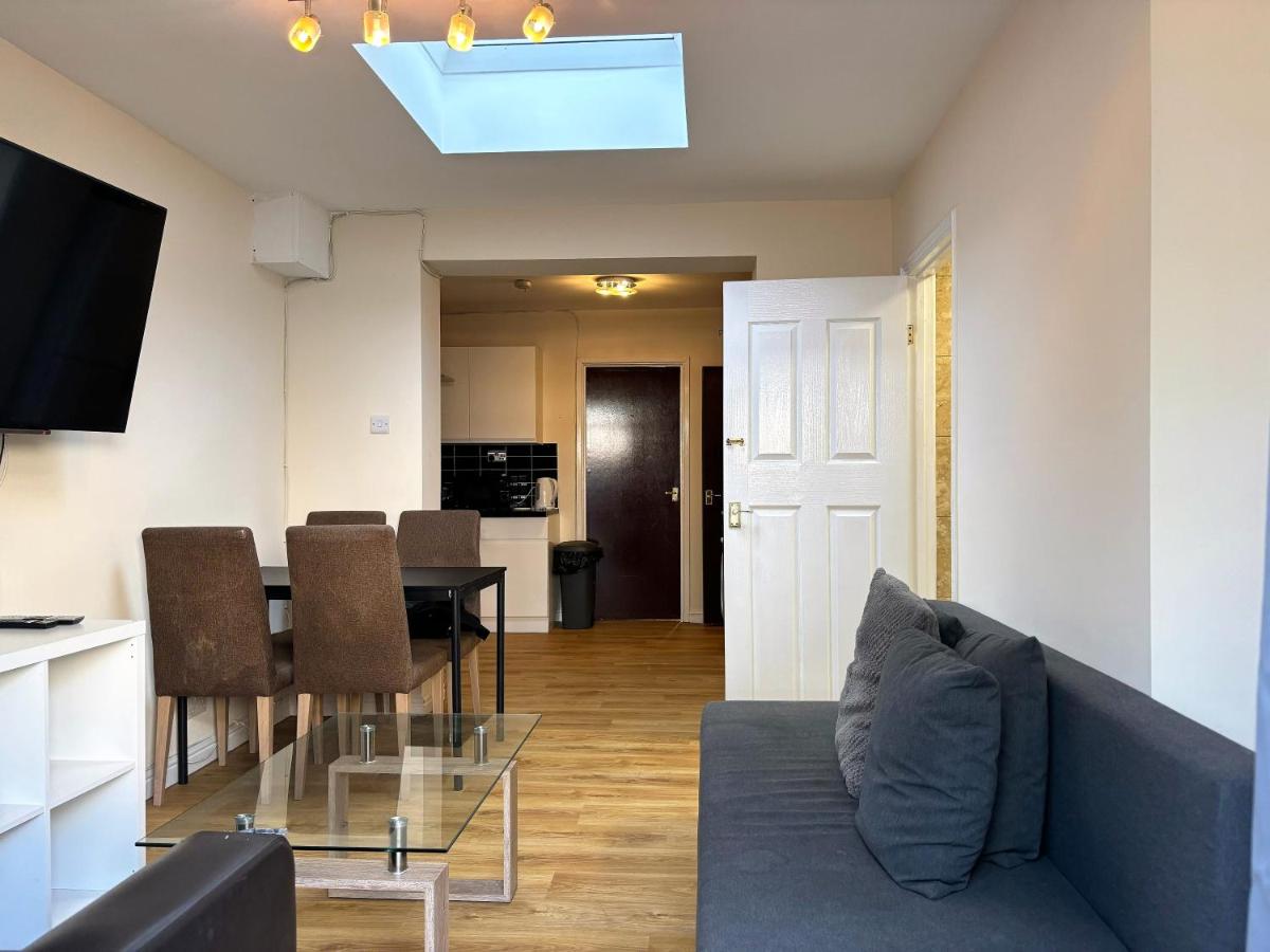 London Deluxe 6 Bedroom House - Housity