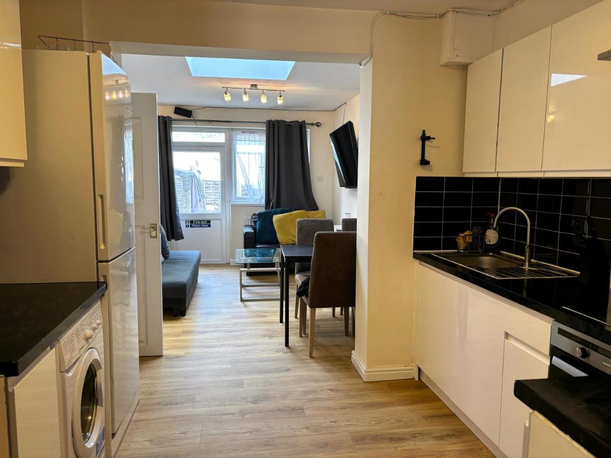 London Deluxe 6 Bedroom House - Housity