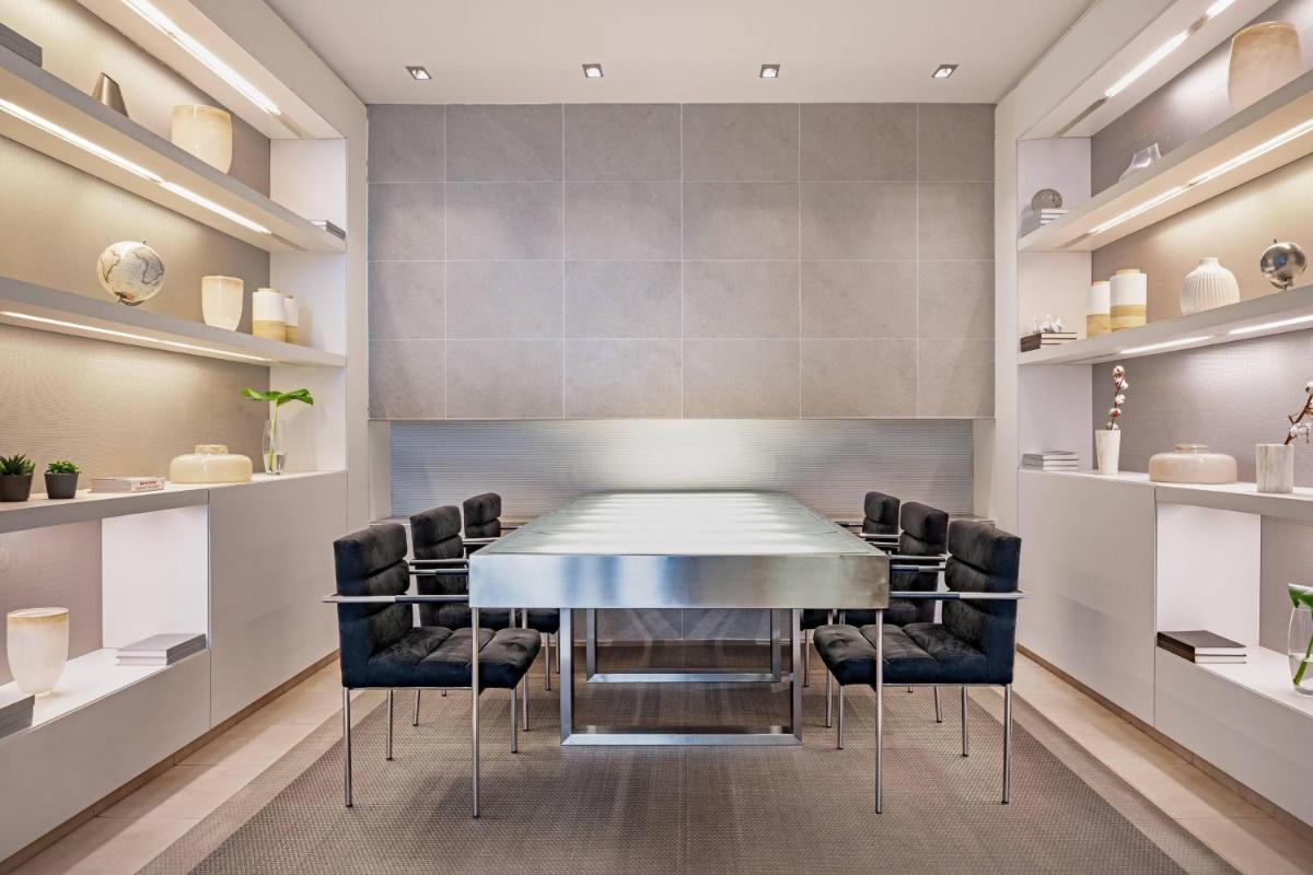 Un comedor con mesa y sillas en AC Hotel San Sebastián de los Reyes by Marriott, en San Sebastián de los Reyes
