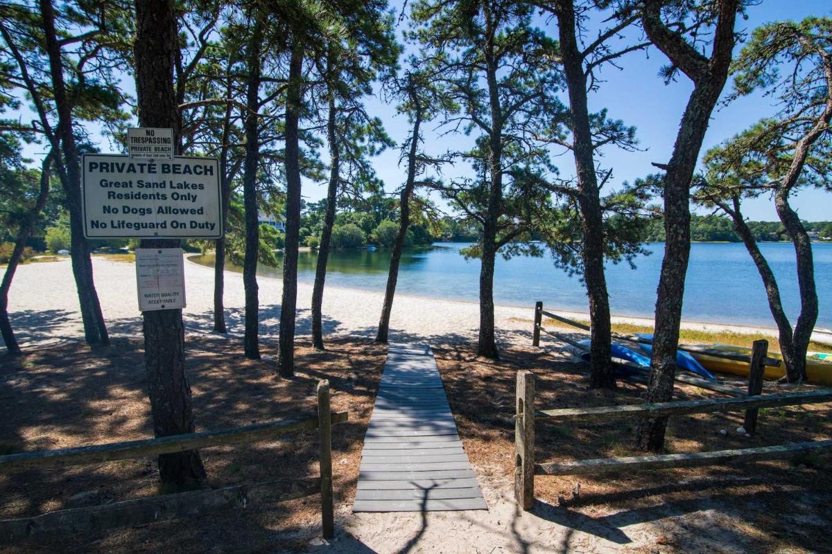Walk to Buck's Pond Dogs Welcome - Housity
