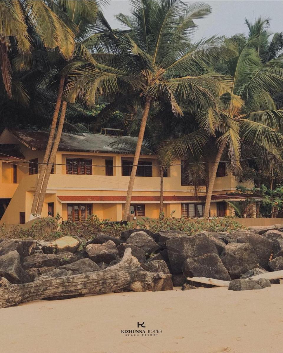 Kizhunna rock beach house - Housity