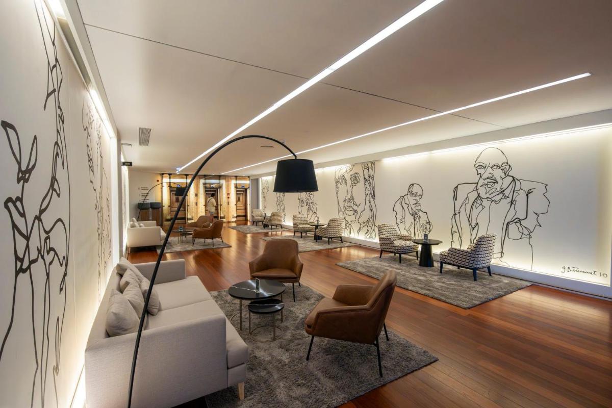 Uma área de estar em Holiday Inn Porto Gaia by IHG