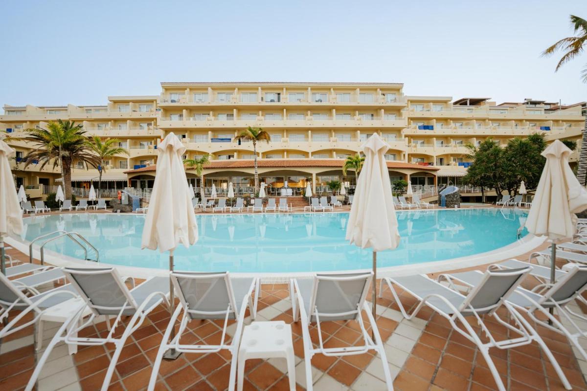 una piscina frente a un hotel en R2 Buganvilla Hotel & Spa, en Morro del Jable