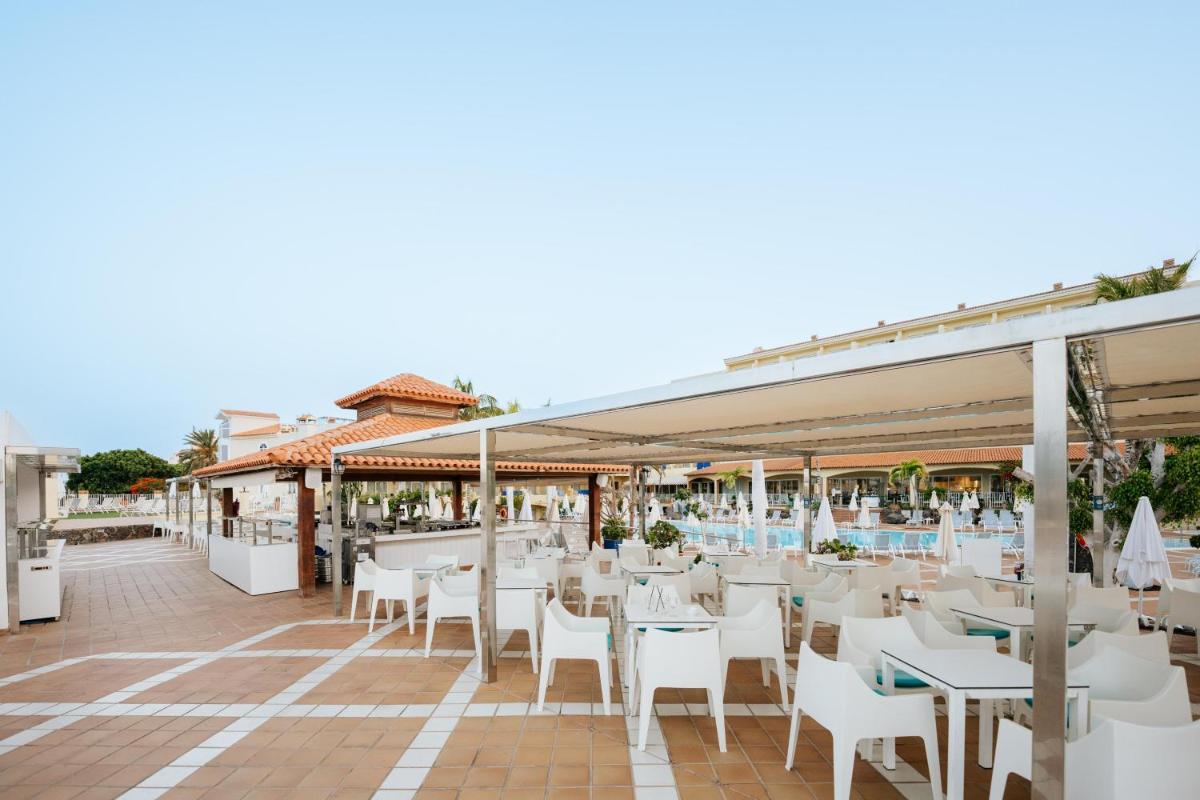 Un restaurante o sitio para comer en R2 Buganvilla Hotel & Spa