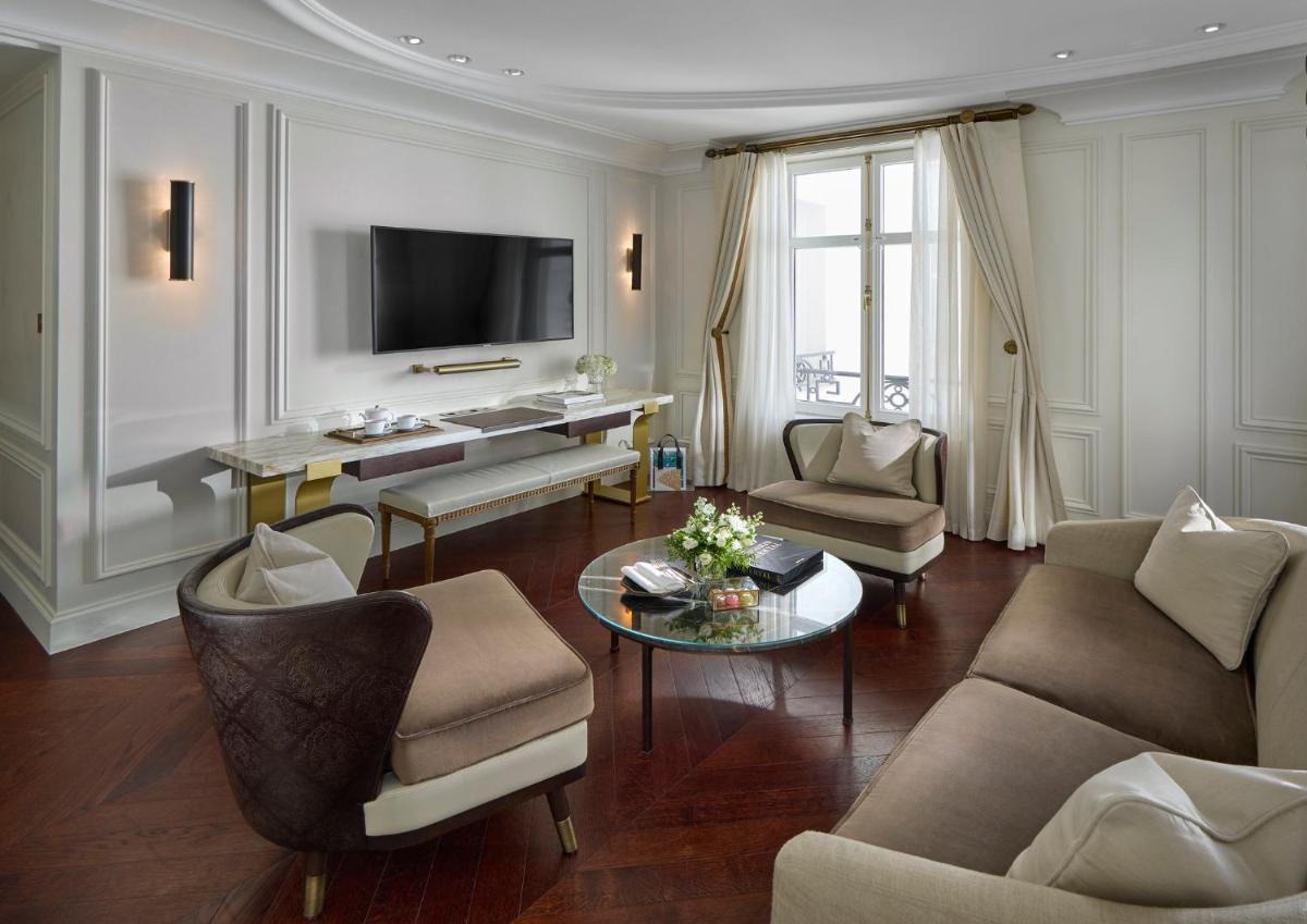 una sala de estar con un sofá y una mesa en Mandarin Oriental Ritz, Madrid, en Madrid