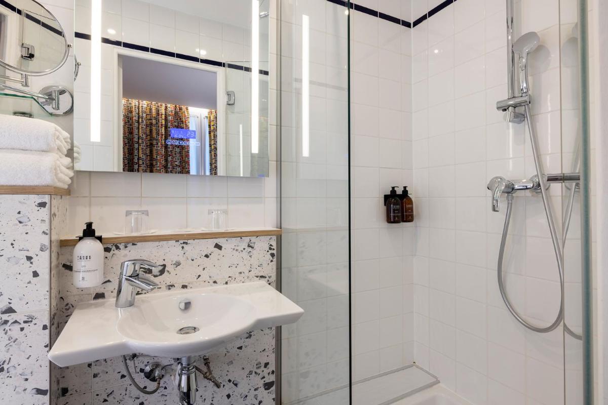 Salle de bains dans l'établissement Hotel Locomo - Gare de Lyon Bastille