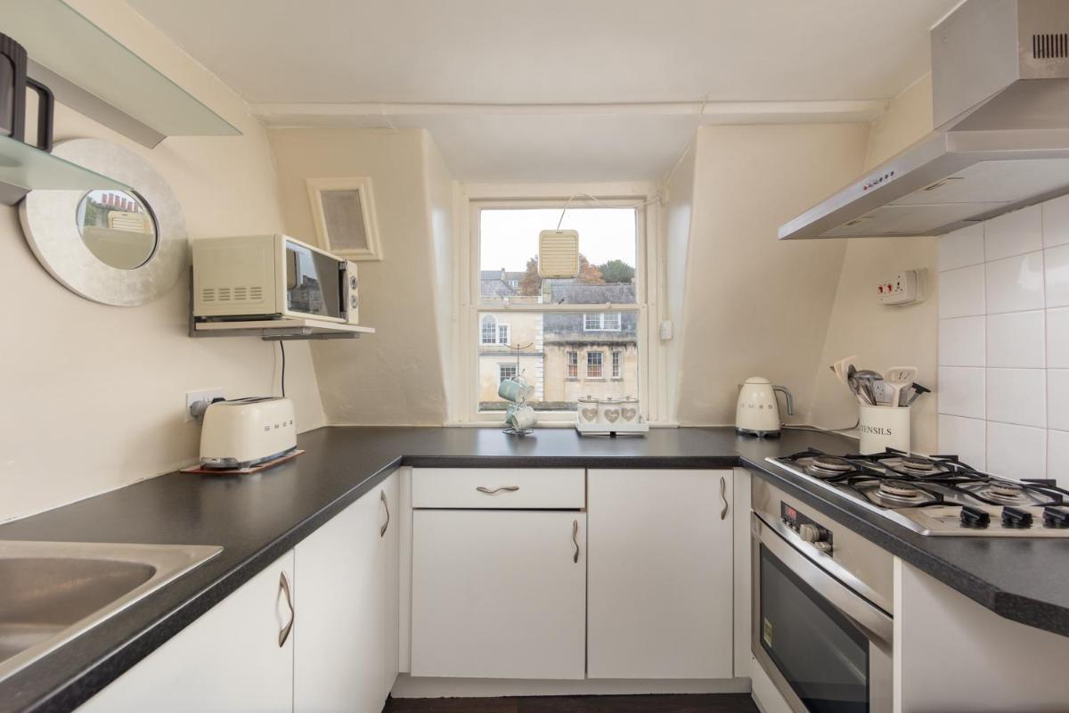 Lovely Georgian Loft in The Very Centre of Bath - Hizvo