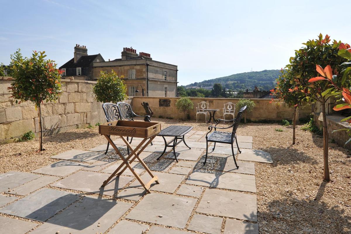 Lovely Georgian Loft in The Very Centre of Bath - Housity