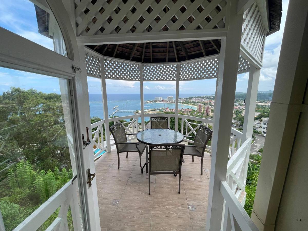 OceanBreeze Jamaica Penthouse, 7-Minute Walk to Beach - Hizvo