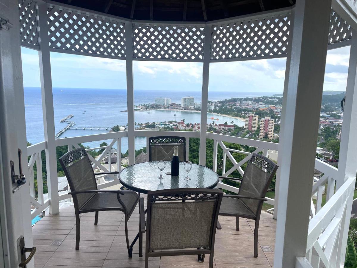 OceanBreeze Jamaica Penthouse, 7-Minute Walk to Beach - Hizvo