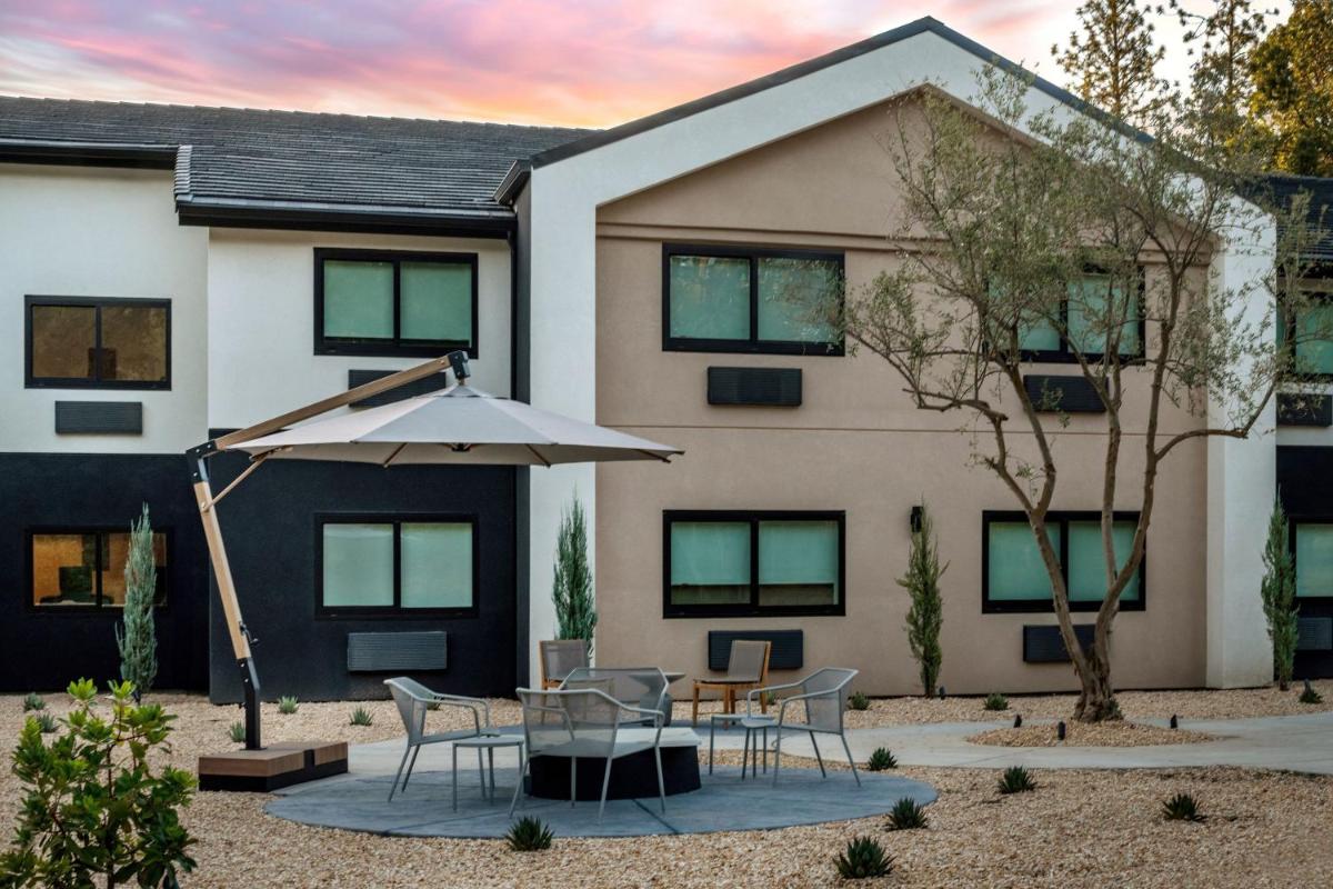 The Inelle, Oakhurst Yosemite, a Tribute Portfolio Hotel - Housity