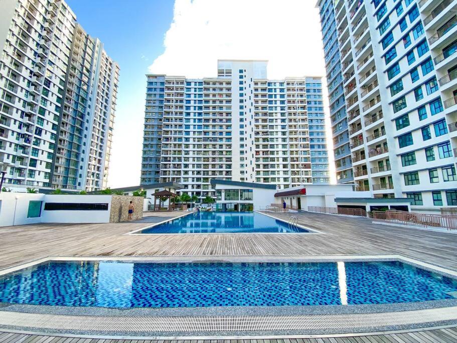 Suitetrails - 3R2B in Skudai, 10min to Sutera,Paradigm,UTM l 6-9pax