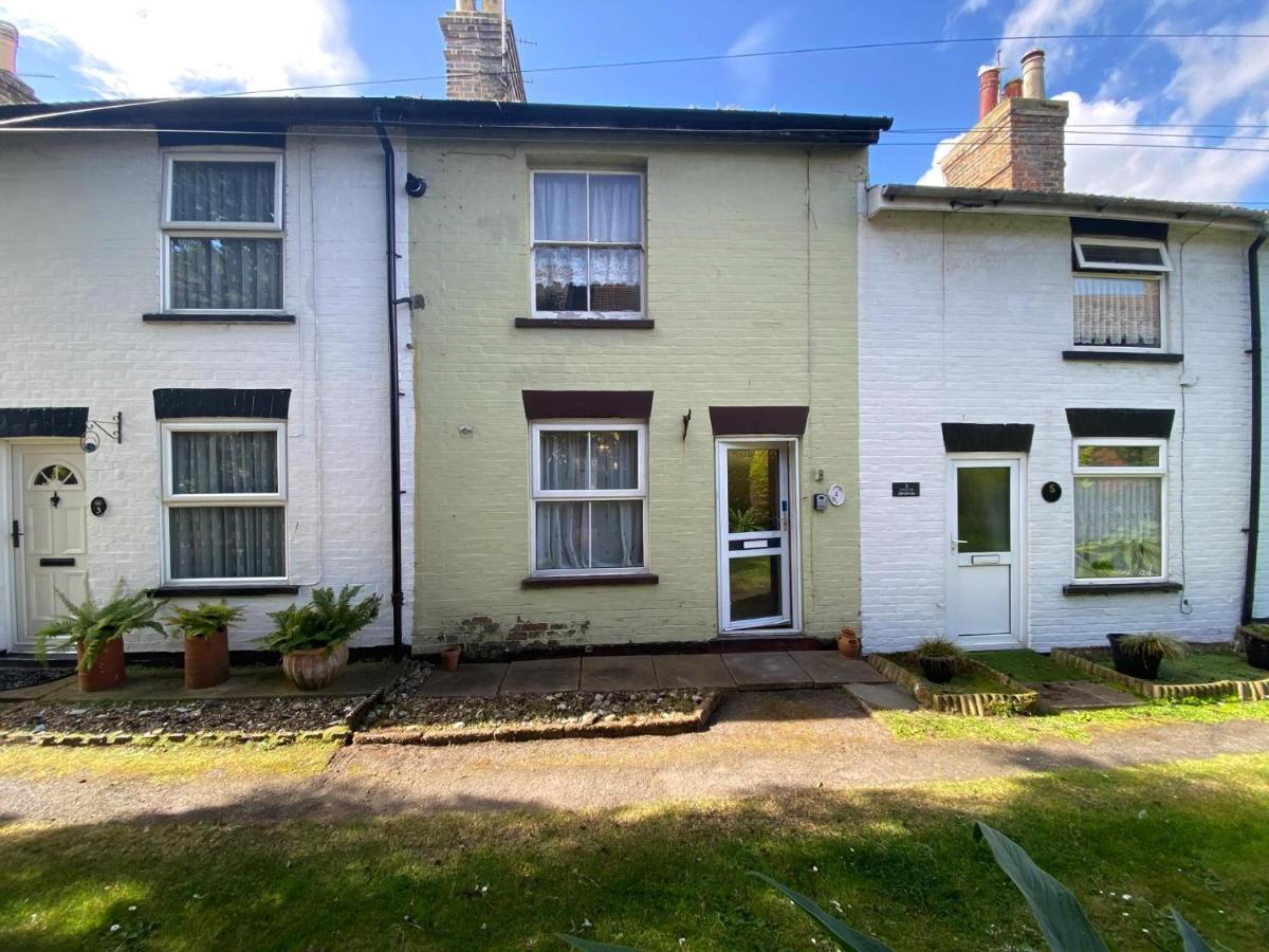 Seaside Cottage In Lowestoft In Suffolk Ref 99004U - Housity