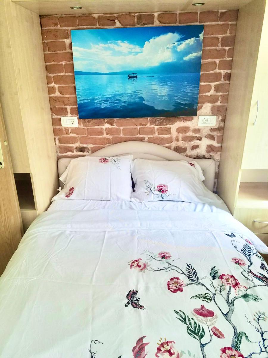 Sirma's Unique Artsy Modern 1-Bdrm Quiet in the Heart of Skopje - Housity