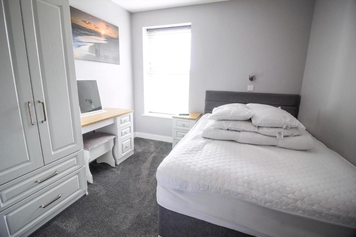 Beautiful 4 Berth Seaside Apartment In Great Yarmouth, Norfolk Ref 99006S - Housity