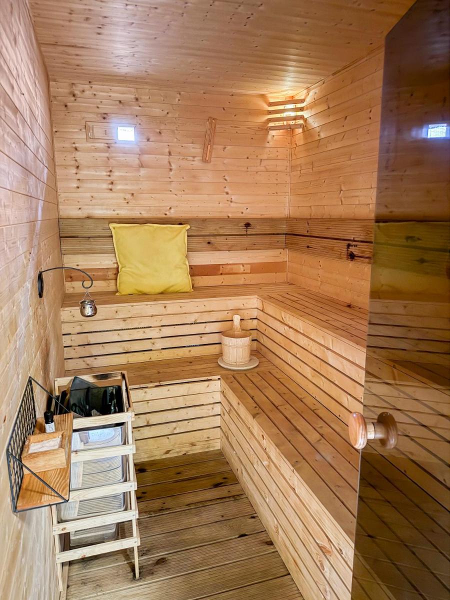 2BED Garden house w/Hot Tub, Sauna & Cinema room - Hizvo