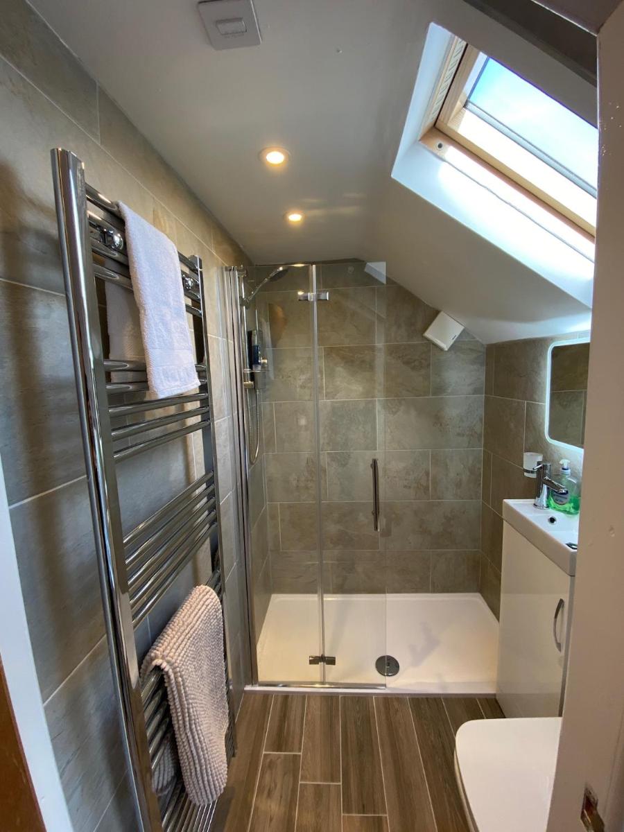 Cardiff Coach House with Hot Tub & Log Fire - Housity