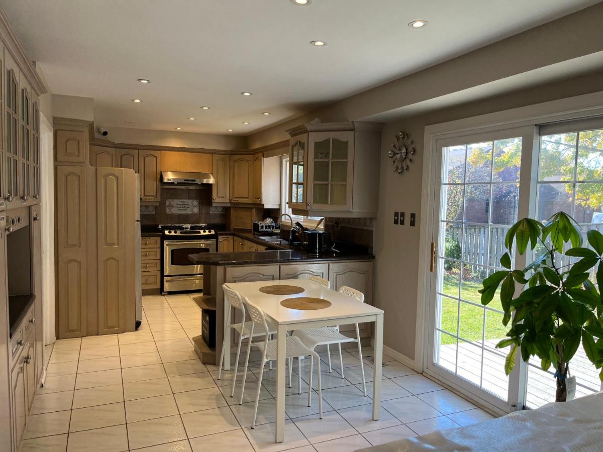 Comfort Rooms near Toronto Airport - Housity