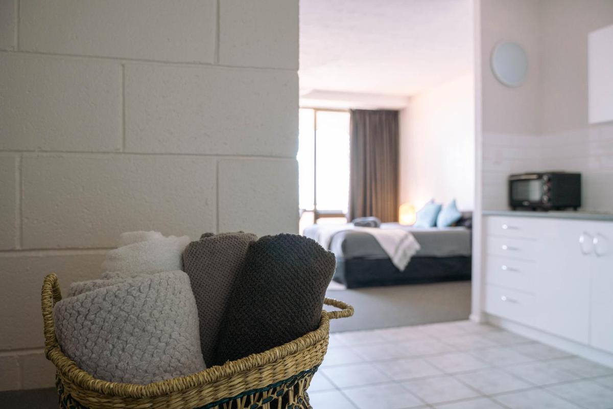 Studio Apartment, Centre Of Airlie With Sea Views - Housity