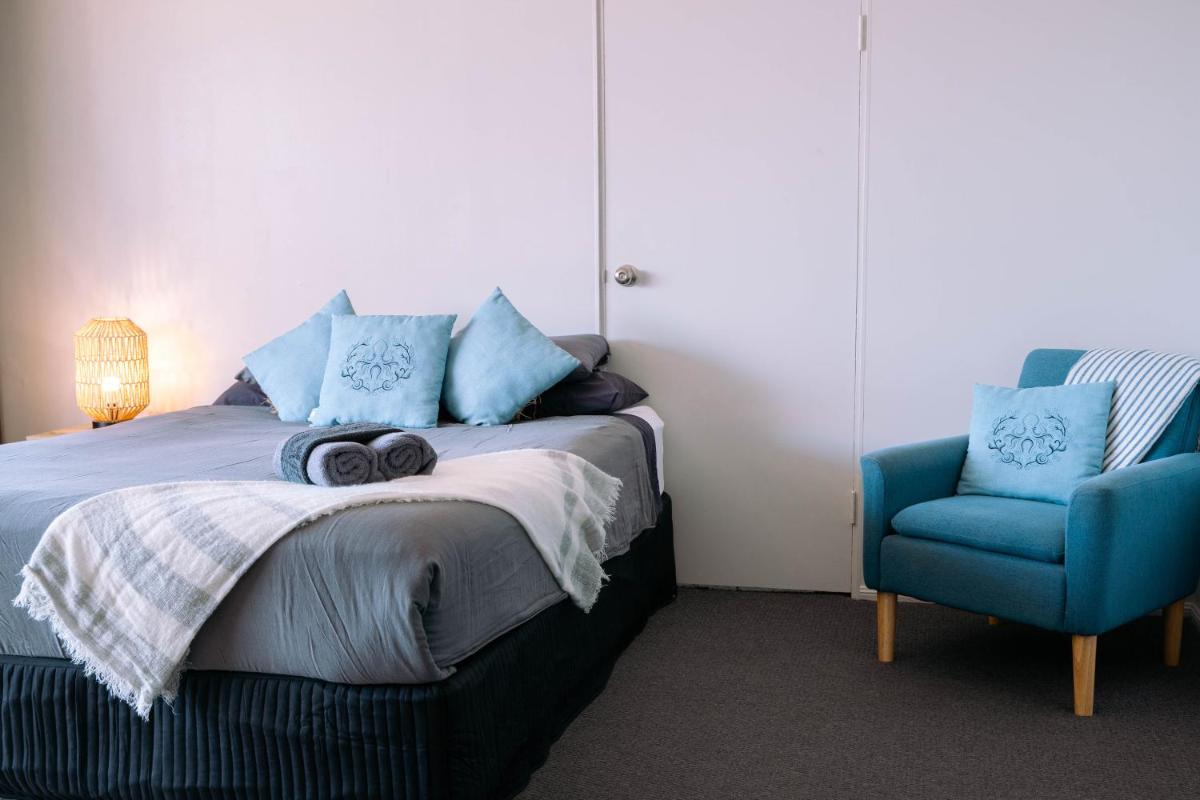 Studio Apartment, Centre Of Airlie With Sea Views - Housity