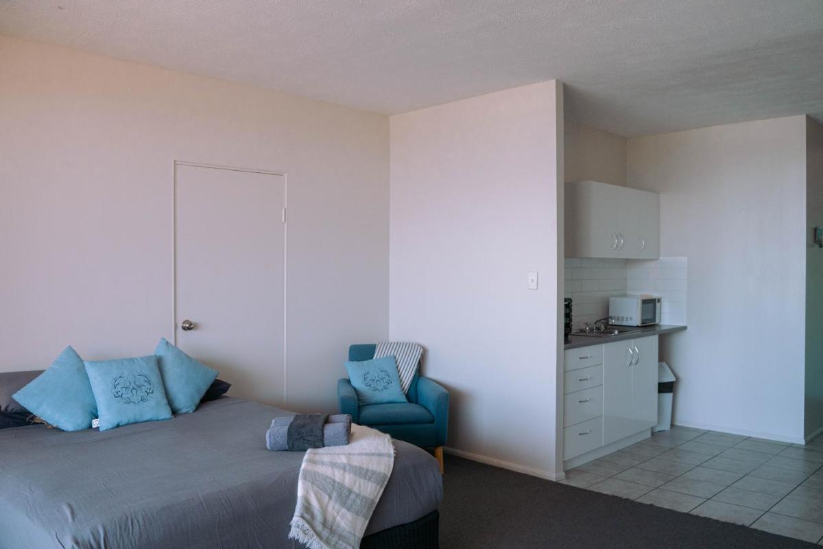 Studio Apartment, Centre Of Airlie With Sea Views - Housity