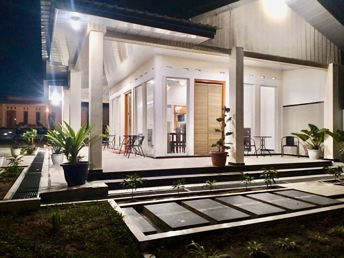 UNIQDO Inn Tomok - Housity