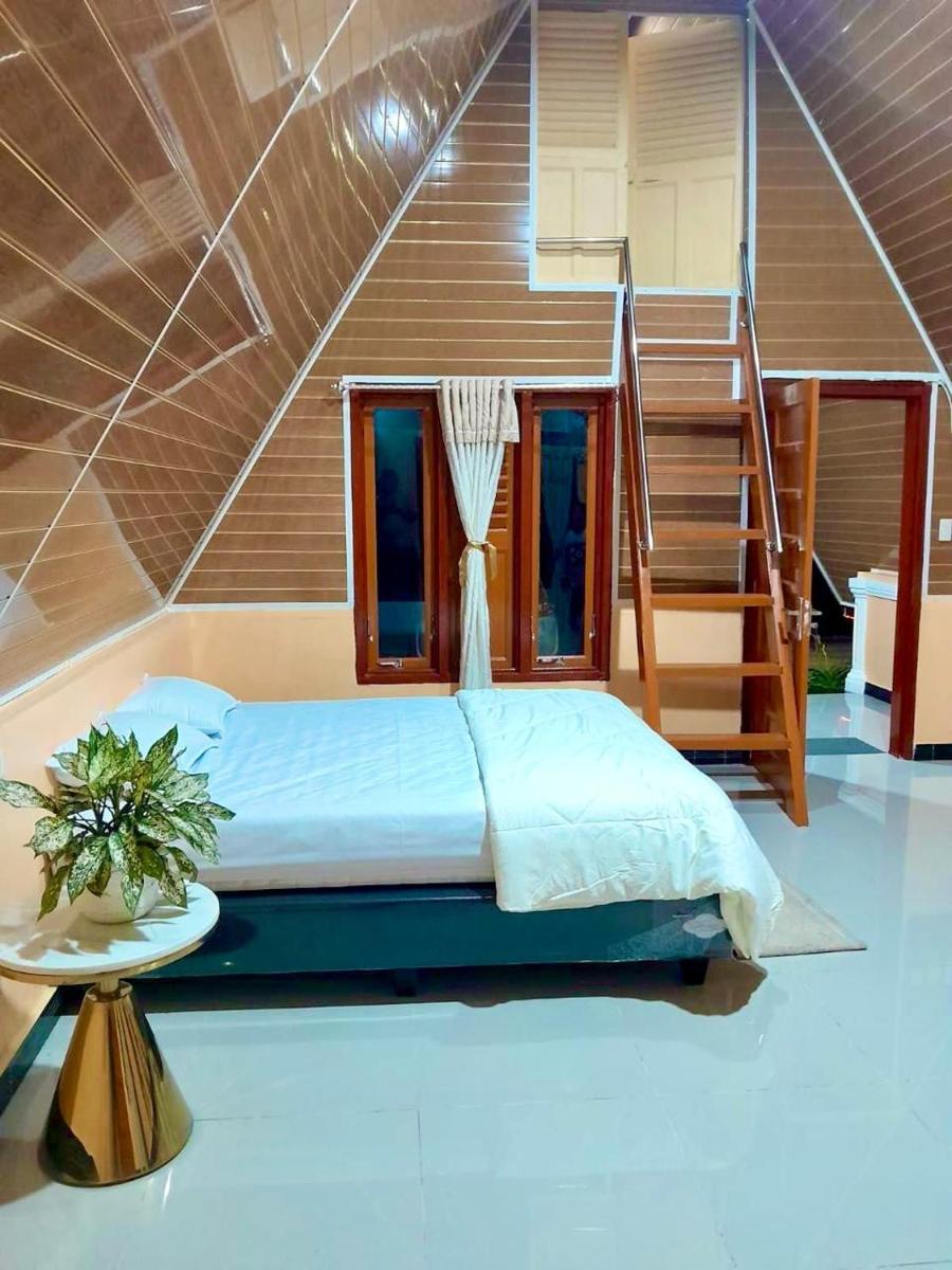 UNIQDO Inn Tomok - Housity